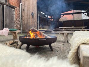 Bühne in einer Scheune im Hinterhof des Kommandeurhauses in Werben.