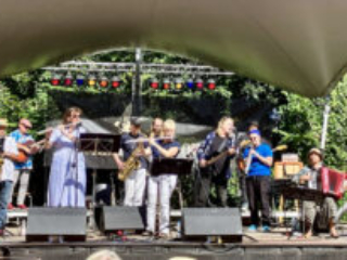 Foto: Orchester spielt auf einer B&uuml;hne - Blick von Publikumssicht