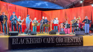 Foto: Orchester spielt auf einer B&uuml;hne - Blick von Publikumssicht
