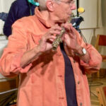 Foto: Frau spielt Querflöte