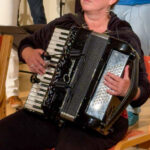 Foto: Frau spielt Akkordeon