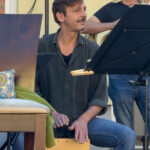 Foto: Mann spielt Percussion